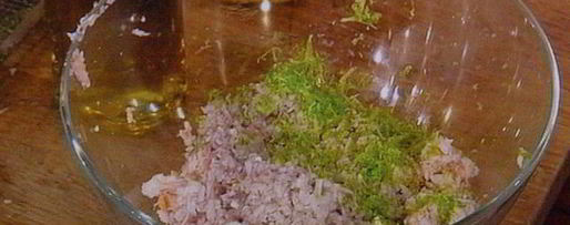 Шаг 3: тартара из форели на блинчиках из батата, авокадо-рукола салат