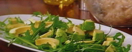 Шаг 7: тартара из форели на блинчиках из батата, авокадо-рукола салат