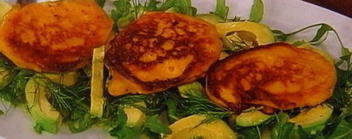 Шаг 8: тартара из форели на блинчиках из батата, авокадо-рукола салат