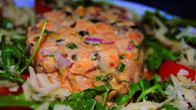 Рецепт Тартара из лосося с салатом Рукола-помидоры