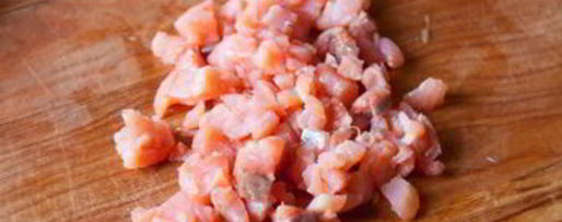 Шаг 1: тартар из лосося и авокадо на огурцах