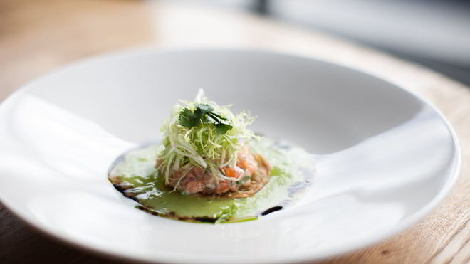 Рецепт Тартара из лосося с желе из огурцов в азиатском стиле