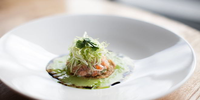 Рецепт тартара из лосося с желе из огурцов в азиатском стиле