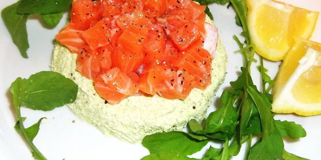 Рецепт тартара из лосося со сливочным кремом и авокадо
