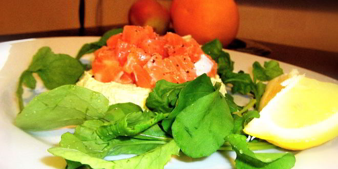 Рецепт тартара из лосося со сливочным кремом и авокадо