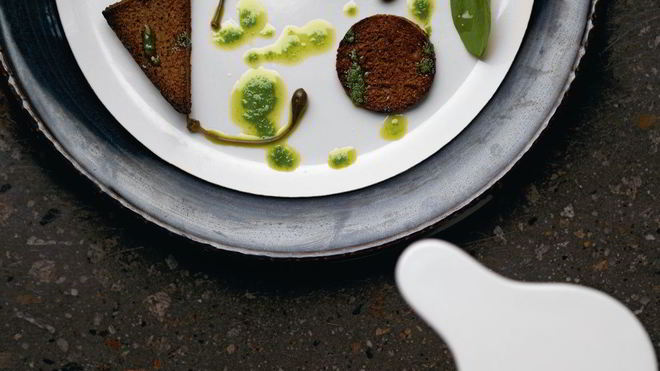 Рецепт Тартара из страуса со сливочным хреном, щавелем, каперсами и ржаными сухарями