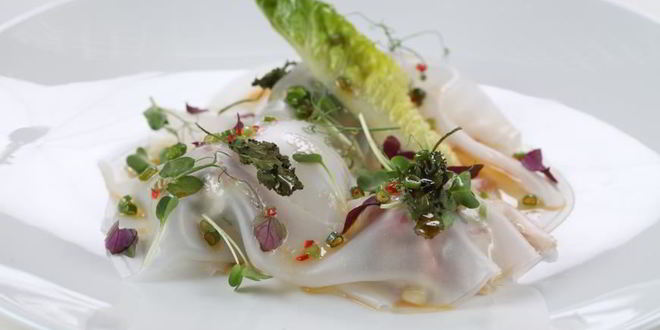 Рецепт тартара из тунца с авокадо под рисовой бумагой и соусом юдзу