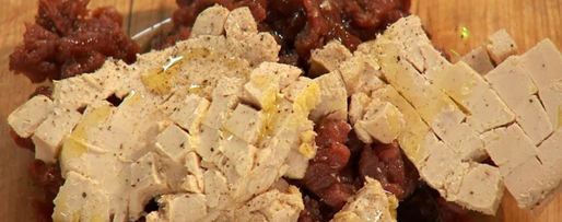 Шаг 1: тартара из утиной грудки и фуа-гра с дымом