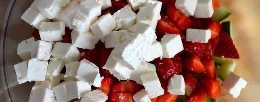 Шаг 2: тартара с клубникой, огурцом и брынзой