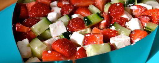 Шаг 3: тартара с клубникой, огурцом и брынзой