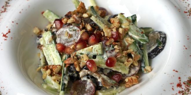 Рецепт салата с печеными баклажанами и свежими овощами