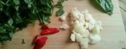 Шаг 4: соуса ткемали с базиликом