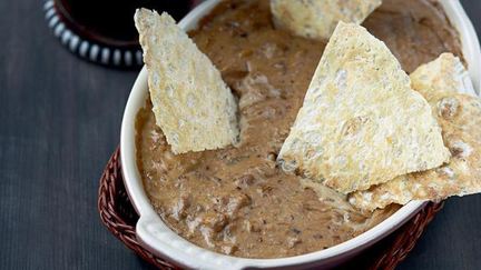 Рецепт Горячего сырного соуса с цесаркой и домашними чипсами