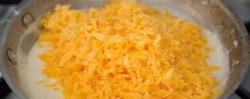 Шаг 3: сырного соуса к начос