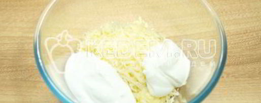 Шаг 1: сырного соуса с чесноком