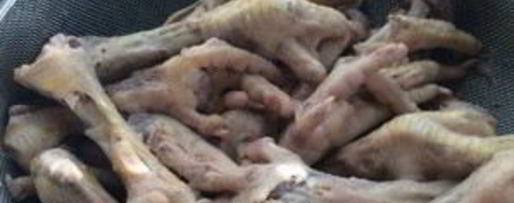 Шаг 2: бульона из куриных лапок