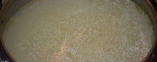 Шаг 2: бульона с яйцом