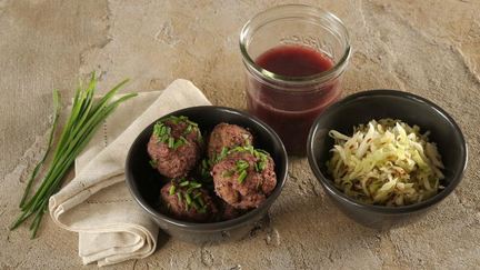 Рецепт Канедерли из говяжьей печенки с салатом из капусты и бульоном с портвейном