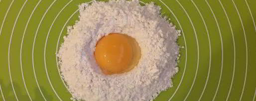 Шаг 1: куриного бульона с домашней лапшой