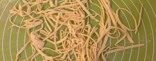 Шаг 3: куриного бульона с домашней лапшой