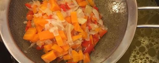 Шаг 6: куриного бульона с домашней лапшой