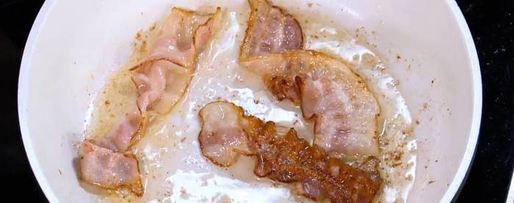 Шаг 3: куриного бульона с яйцом и беконом