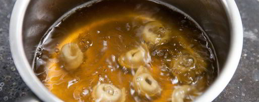 Шаг 3: наваристый бульон с мини-пельменями