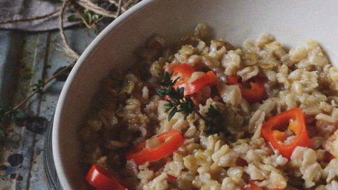 Рецепт Овсяной каши на курином бульоне со сладким перцем и тимьяном