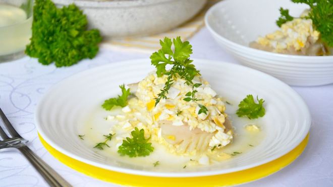 Рецепт Трески по-польски на рыбном бульоне с корнем сельдерея