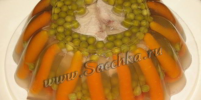 Рецепт заливного на курином бульоне с горошком и морковью