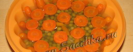 Шаг 5: заливного на курином бульоне с горошком и морковью