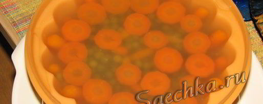 Шаг 6: заливного на курином бульоне с горошком и морковью