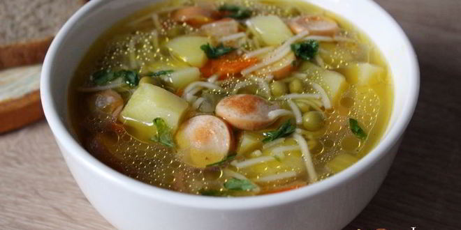 Рецепт быстрого супа с сосисками, вермишелью и зеленым горошком