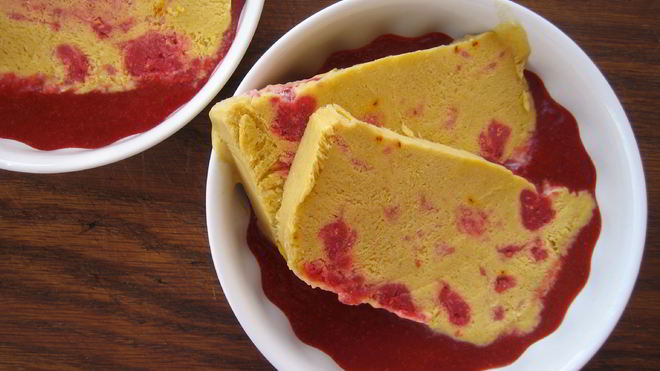 Рецепт Клубничного гаспачо с семифреддо из манго, малины и шафрана