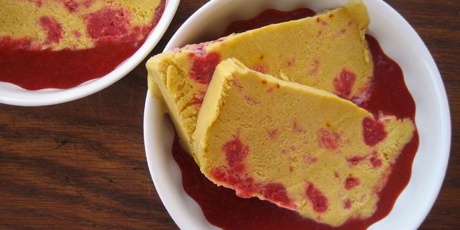 Рецепт клубничного гаспачо с семифреддо из манго, малины и шафрана