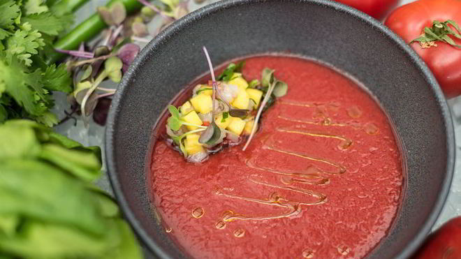 Рецепт Томатного гаспачо и тартар из тигровых креветок