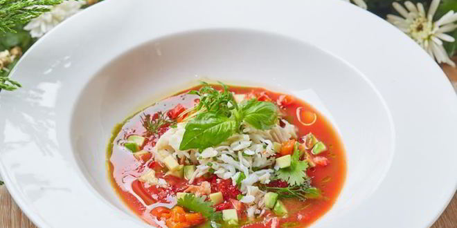 Рецепт томатного супа гаспачо с печеным болгарским перцем, авокадо, мясом камчатского краба и тартаром из клубники