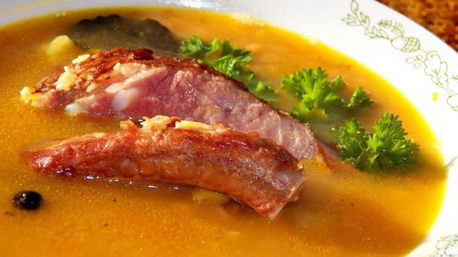 Рецепт Горохового супа на копченых ребрышках с беконом