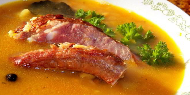 Рецепт горохового супа на копченых ребрышках с беконом