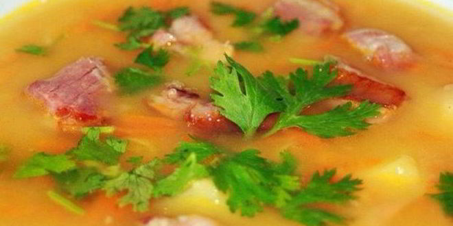 Рецепт горохового супа на копченых ребрышках с беконом