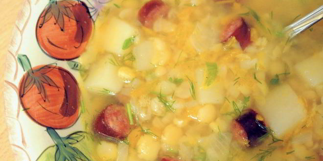 Рецепт горохового супа с охотничьими колбасками и зеленью