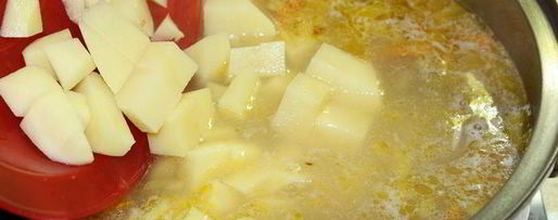 Шаг 2: горохового супа с рулетиками