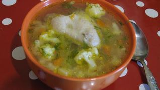 Рецепт Куриного супа с цветной капустой и зеленым горошком