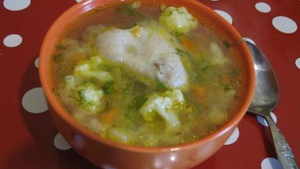Рецепт Куриного супа с цветной капустой и зеленым горошком