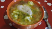 Рецепт Куриного супа с цветной капустой и зеленым горошком