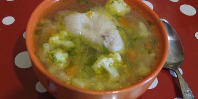 Рецепт куриного супа с цветной капустой и зеленым горошком