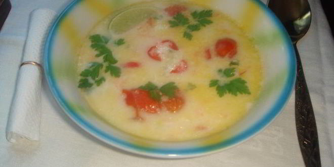 Рецепт молочного супа по-тайски с курочкой, креветками и помидорчиками черри