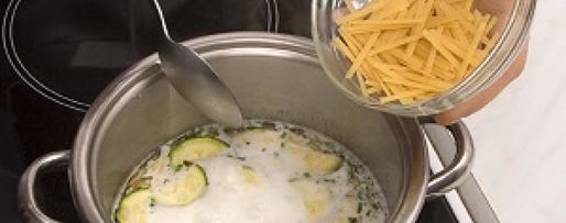 Шаг 1: супа молочного с овощами и вермишелью