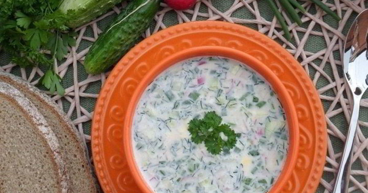 Окрошка яйцо редис огурцы. Классическая окрошка с колбасой. Окрошка в кастрюле. Окрошка с горохом. Окрошка деревенская.