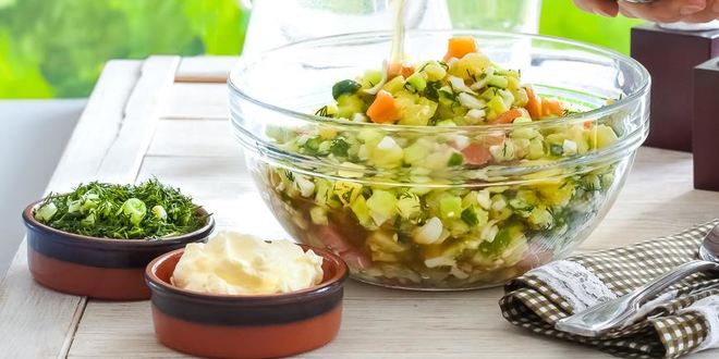 Рецепт окрошки на квасе с малосольной семгой